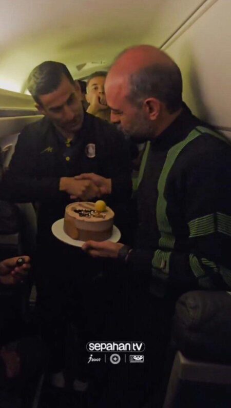 جشن تولد متفاوت محرم نویدکیا با کیک بدون شمع و روی آسمان! +ویدیو