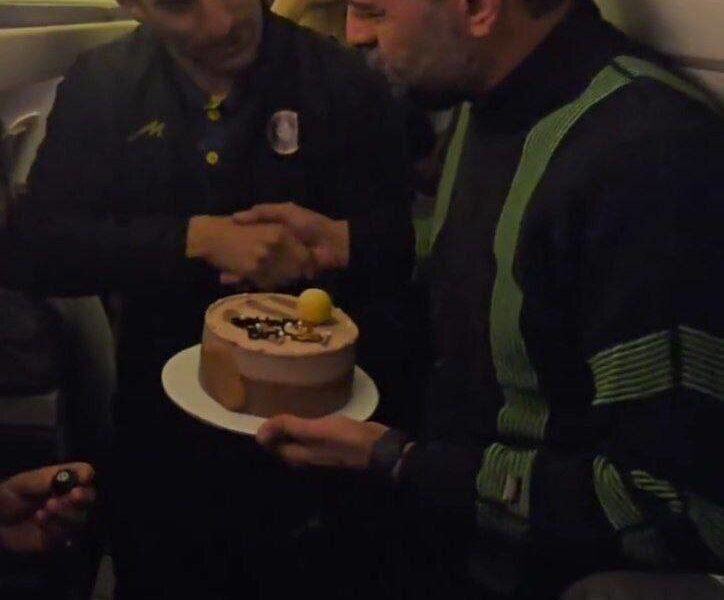 این جشن تولد خاص داخل هواپیما را تماشا کنید +ویدیو جشن تولد متفاوت محرم نویدکیا با کیک بدون شمع و روی آسمان! +ویدیو