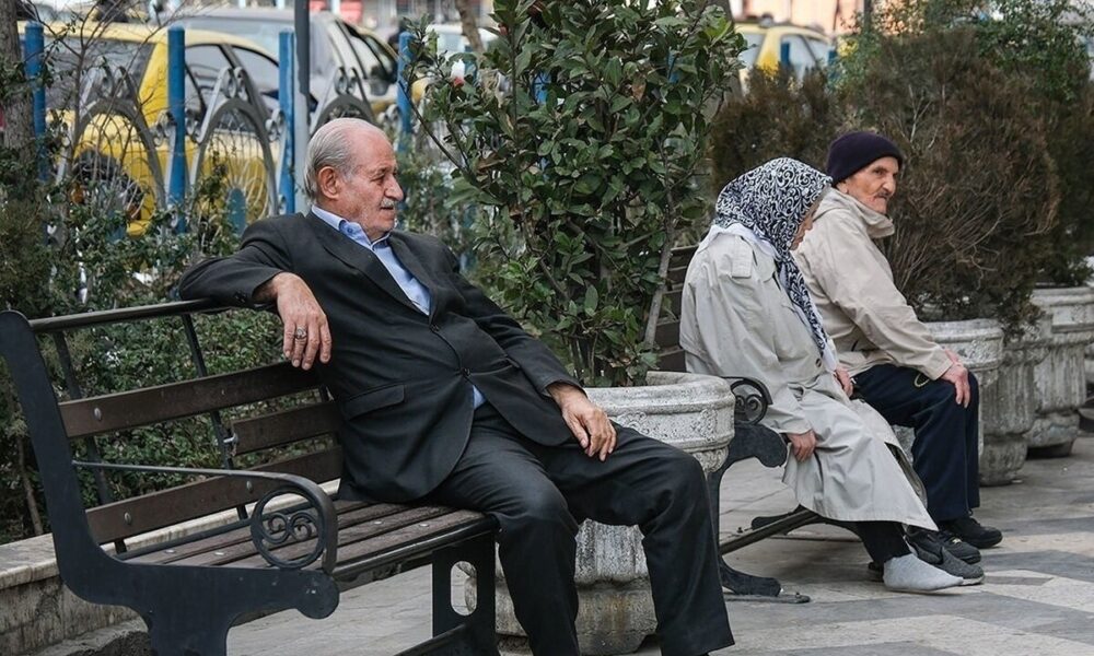 بازنشستگانی که برای دریافت حقوق به ۲ بانک می‌روند!