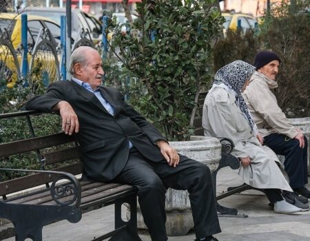 بازنشستگانی که برای دریافت حقوق به ۲ بانک می‌روند!