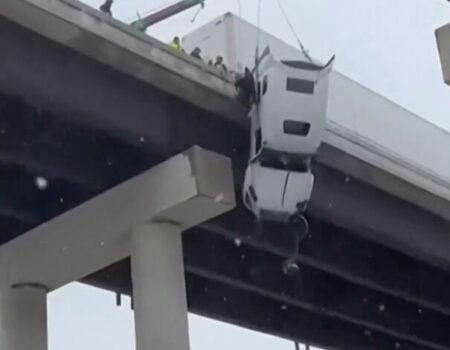 لحظه دلهره آور نجات راننده تریلی معلق را ببینید