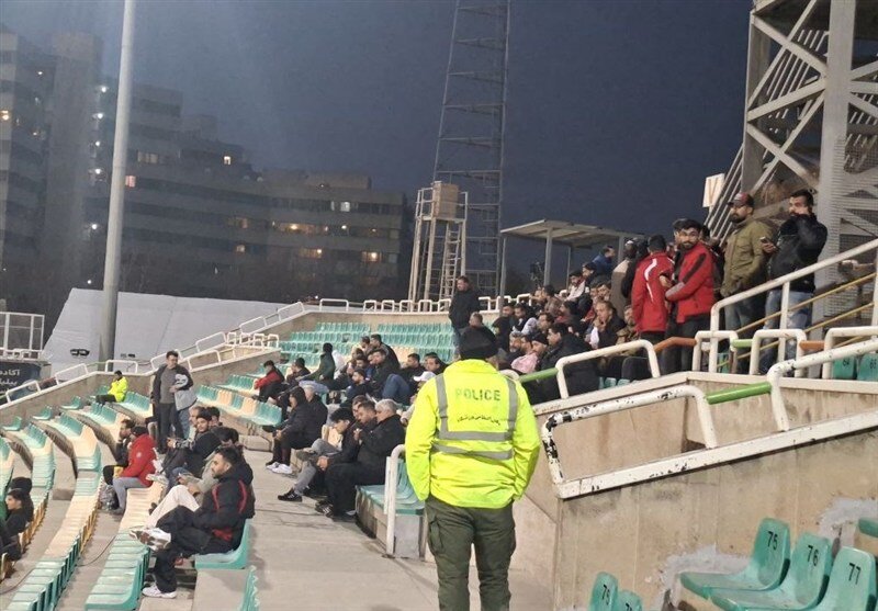 تماشاگران پرسپولیس قاچاقی وارد ورزشگاه شدند! +عکس تماشاگران پرسپولیس قاچاقی وارد ورزشگاه شدند! +عکس