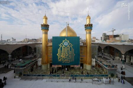 عکس/ نصب کتیبه بزرگ ولادت حضرت زهرا(س) بر ایوان طلای نجف عکس/ نصب کتیبه بزرگ ولادت حضرت زهرا(س) بر ایوان طلای نجف