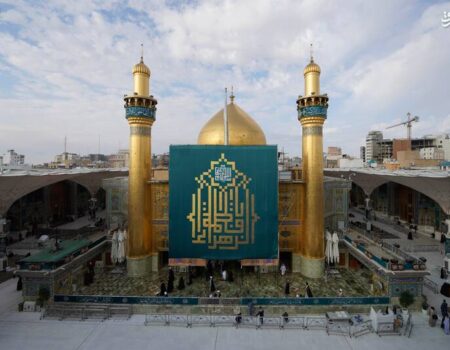 عکس/ نصب کتیبه بزرگ ولادت حضرت زهرا(س) بر ایوان طلای نجف