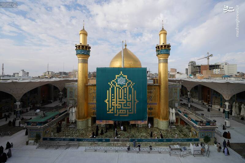 عکس/ نصب کتیبه بزرگ ولادت حضرت زهرا(س) بر ایوان طلای نجف