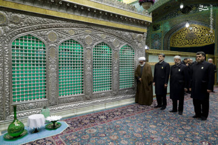 عکس/ غبارروبی ضریح مطهر امام رضا(ع) با حضور بانوان‌