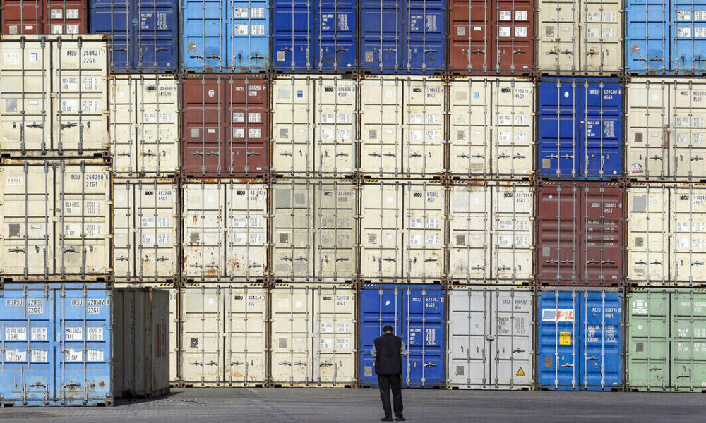 خروج از شرایط سخت اقتصادی با توسعه تجارت ممکن می‌شود