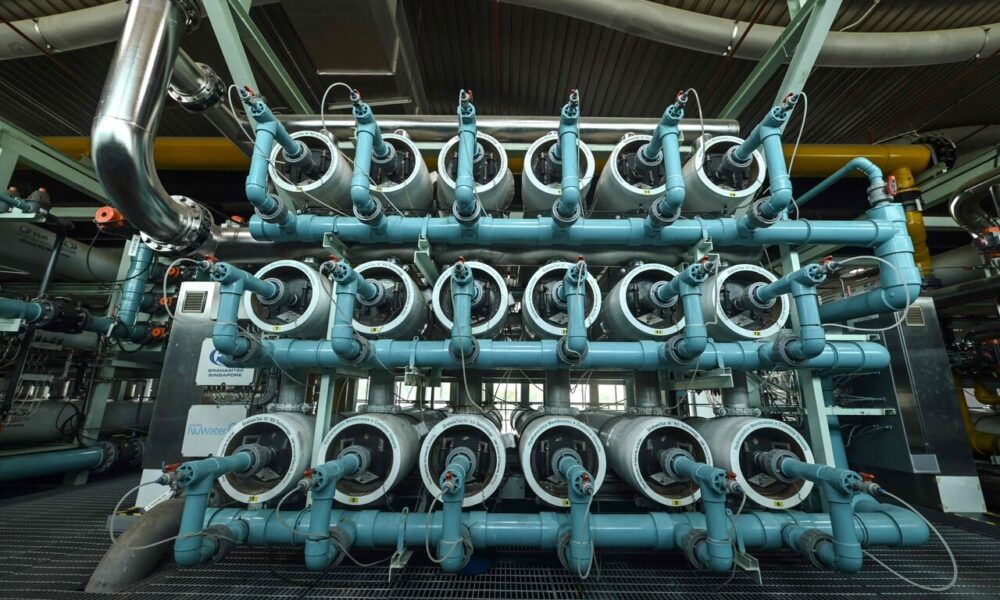 دریا به اصفهان رسید؛ آغاز مسیر تازه در حکمرانی آب تامین چهار درصد کسری حوضه زایندهرود با آب دریا/حکایت مسائل فلات مرکزی همچنان پابرجاست