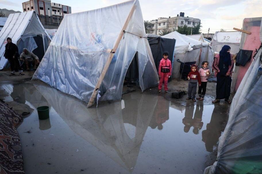 طوفان زمستانی زندگی آوارگان غزه را می‌بلعد