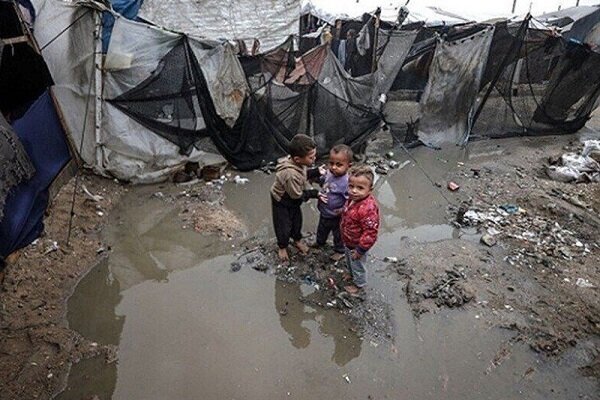 طوفان زمستانی زندگی آوارگان غزه را می‌بلعد