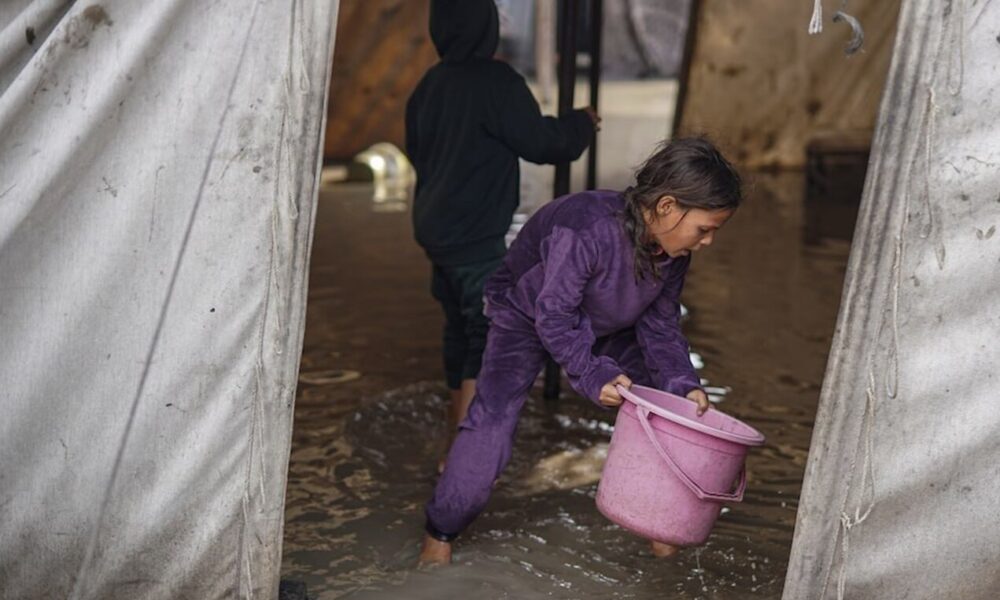 طوفان زمستانی زندگی آوارگان غزه را می‌بلعد