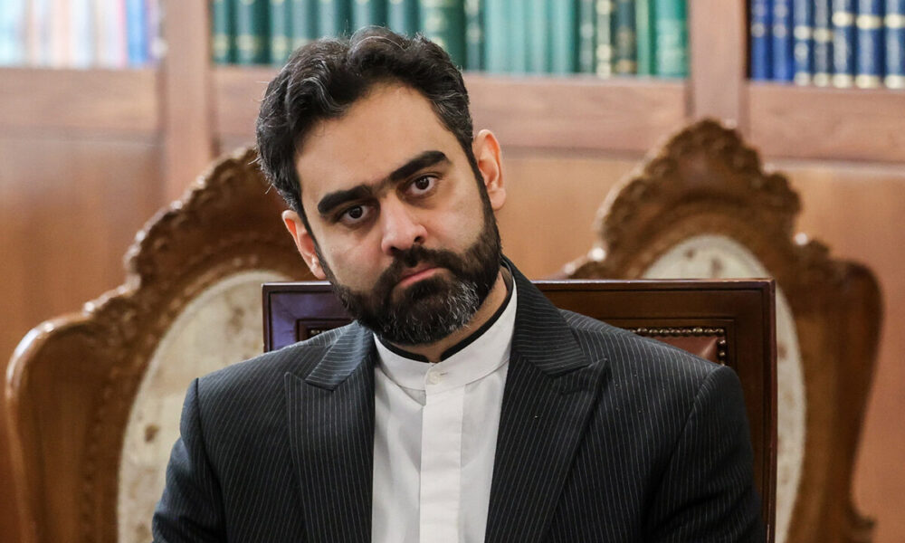 امیرحسین ثابتی آبروی یک فرمانده سپاه را هدف قرار داده! امیرحسین ثابتی آبروی یک فرمانده سپاه را هدف قرار داده!