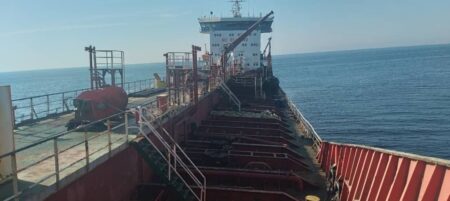 توقیف نفتکش خارجی در دریای عمان | بازداشت ۱۸ متهم + عکس