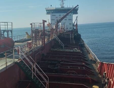 توقیف نفتکش خارجی در دریای عمان | بازداشت ۱۸ متهم + عکس