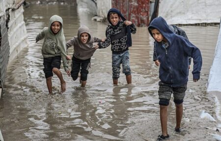 طوفان و سیلاب در غزه، چادر آوارگان به برکه گل و لای تبدیل شده است