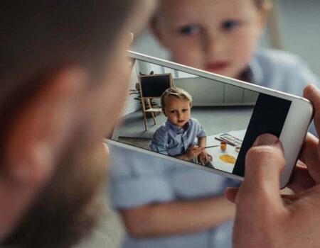 والدین بلاگر؛شکست خوردگانی که کودک خود را هم قربانی می‌کنند