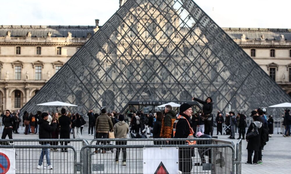 موزه لوور پاریس در آستانه تعطیلی/ کارکنان اعتصاب کردند موزه لوور پاریس در آستانه تعطیلی/ کارکنان اعتصاب کردند