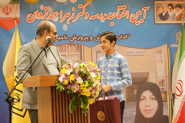 قالیچه نیم میلیاردی دانشآموز اصفهانی که تار و پودش به کلاس درس تبدیل میشود