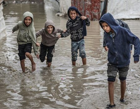 موج جدید بارش‌ها در غزه/ چادرهای فرسوده سرپناه مناسبی در برابر باد و سرما نیستند