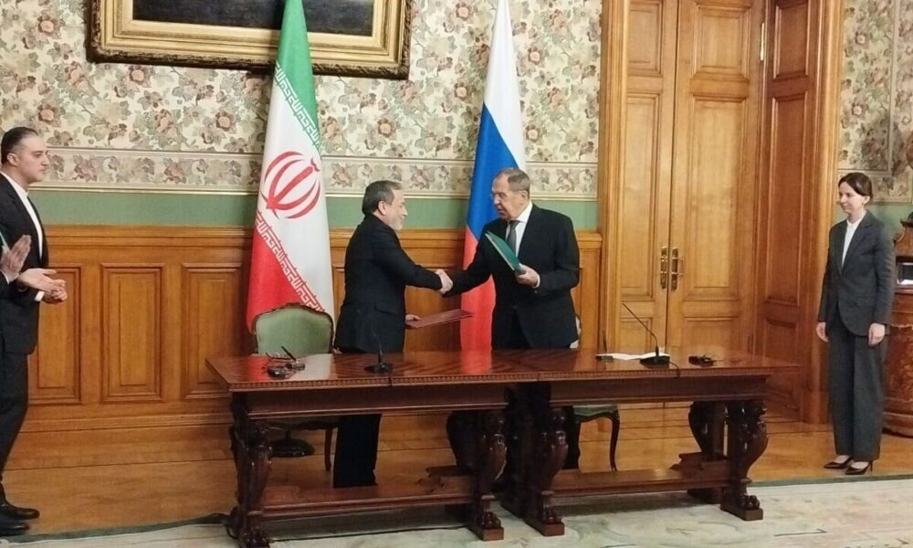 امضای سند همکاری وزارت‌خانه‌های خارجه ایران و روسیه توسط عراقچی و لاوروف 