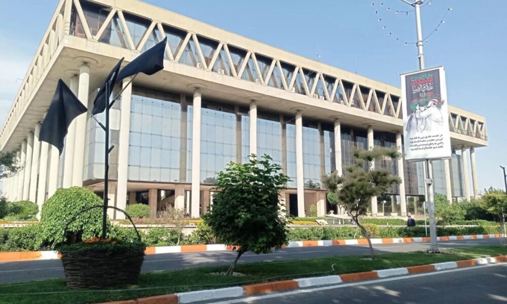 به این مجری صدا و سیما تذکر جدی بدهید به این مجری صدا و سیما تذکر جدی بدهید