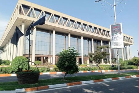 به این مجری صدا و سیما تذکر جدی بدهید