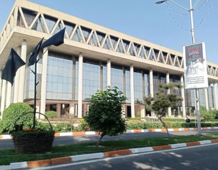 به این مجری صدا و سیما تذکر جدی بدهید