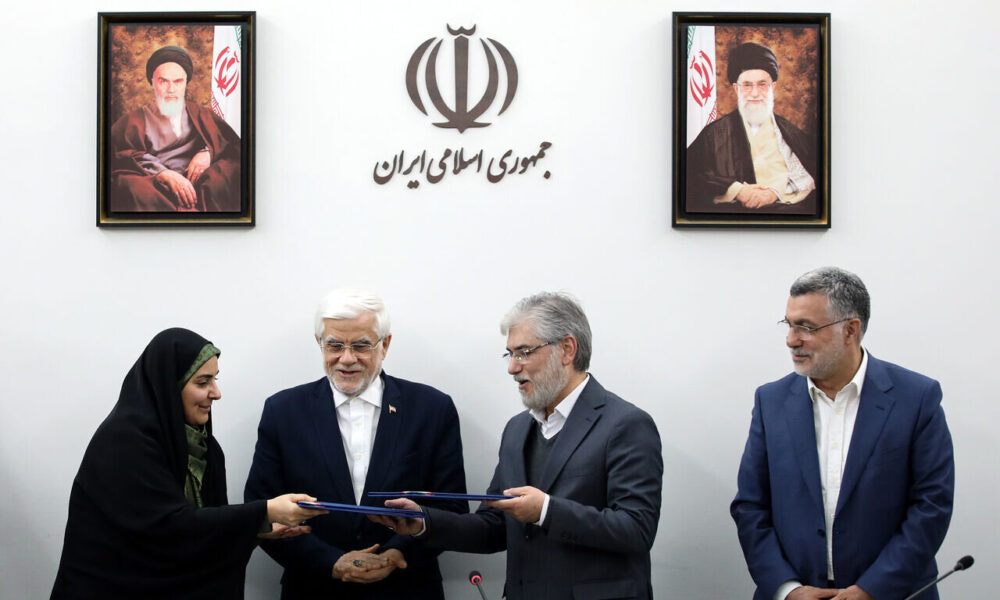 امضای تفاهم‌نامه‌های احداث مسکن اعضای هیئت علمی و کارکنان دانشگاه با حضور عارف