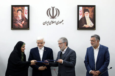 امضای تفاهم‌نامه‌های احداث مسکن اعضای هیئت علمی و کارکنان دانشگاه با حضور عارف