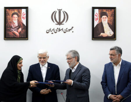 امضای تفاهم‌نامه‌های احداث مسکن اعضای هیئت علمی و کارکنان دانشگاه با حضور عارف