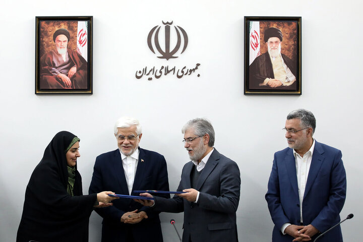 امضای تفاهم‌نامه‌های احداث مسکن اعضای هیئت علمی و کارکنان دانشگاه با حضور عارف