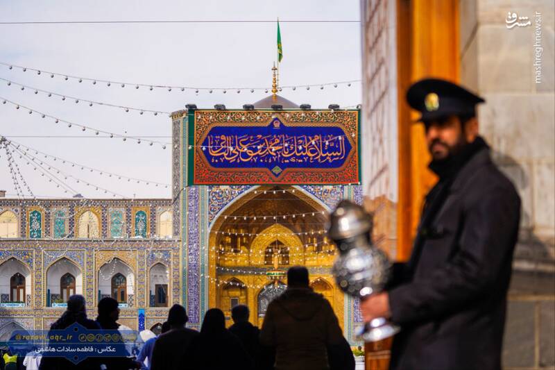 عکس/ نصب کتیبه ولادت امام باقر(ع) در حرم رضوی