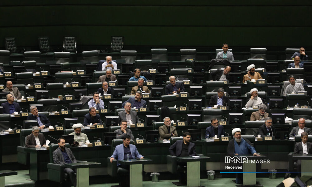 بررسی بازار کالاهای اساسی و نوسانات ارزی در نشست غیرعلنی مجلس