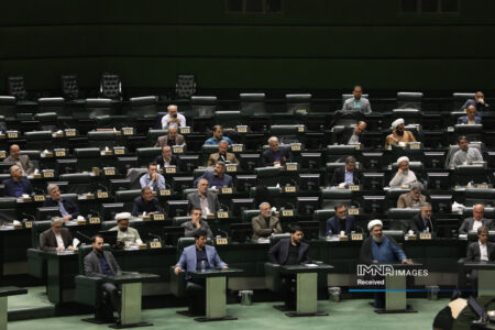 بررسی بازار کالاهای اساسی و نوسانات ارزی در نشست غیرعلنی مجلس