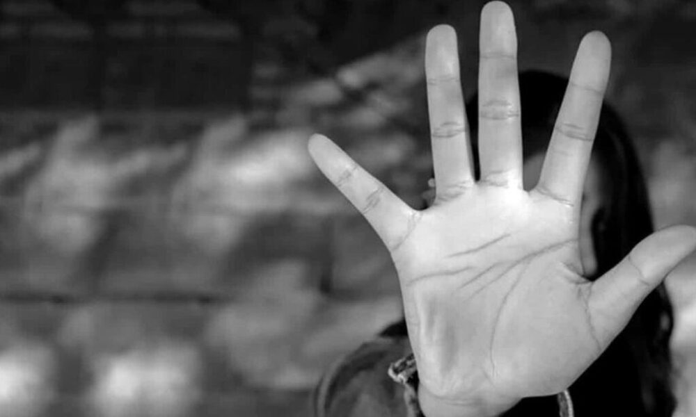 مدیرعامل قلابی به دختر ۱۷ساله دست‌درازی کرد