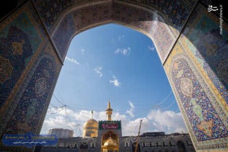 عکس/ نصب کتیبه‌ ولادت جوادالائمه در حرم رضوی