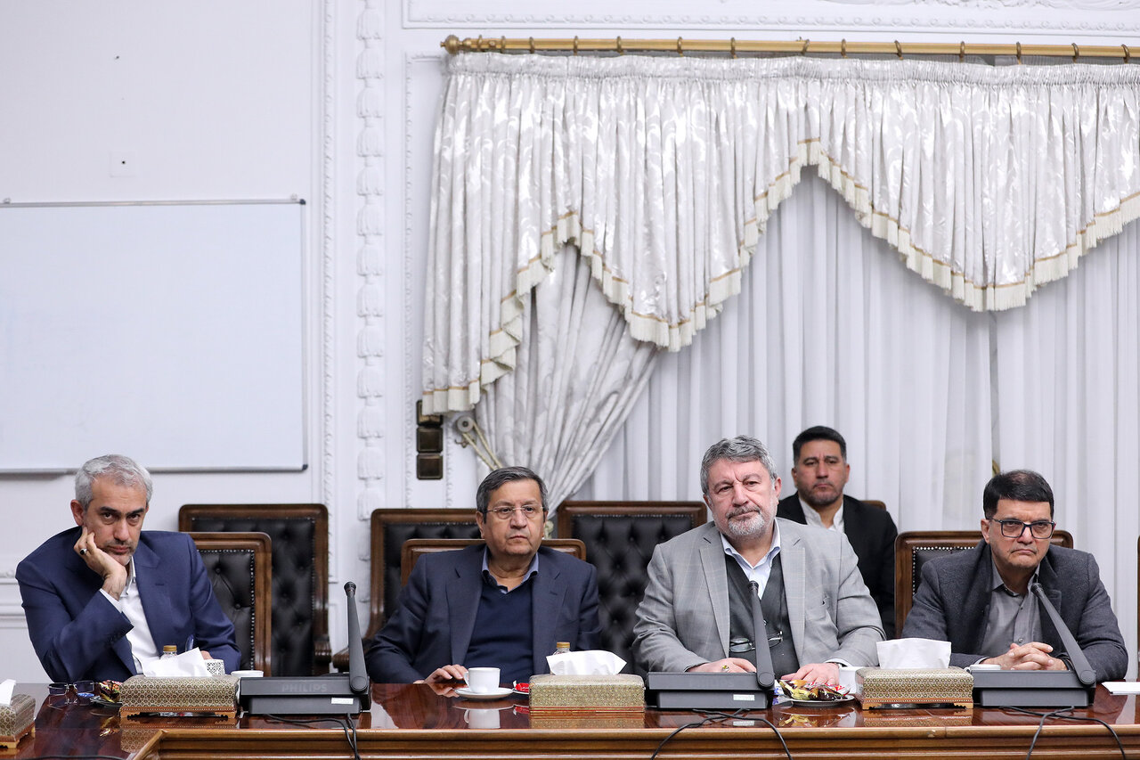 حضور همتی در نشست پزشکیان با فعالان اصناف و بازاریان + عکس