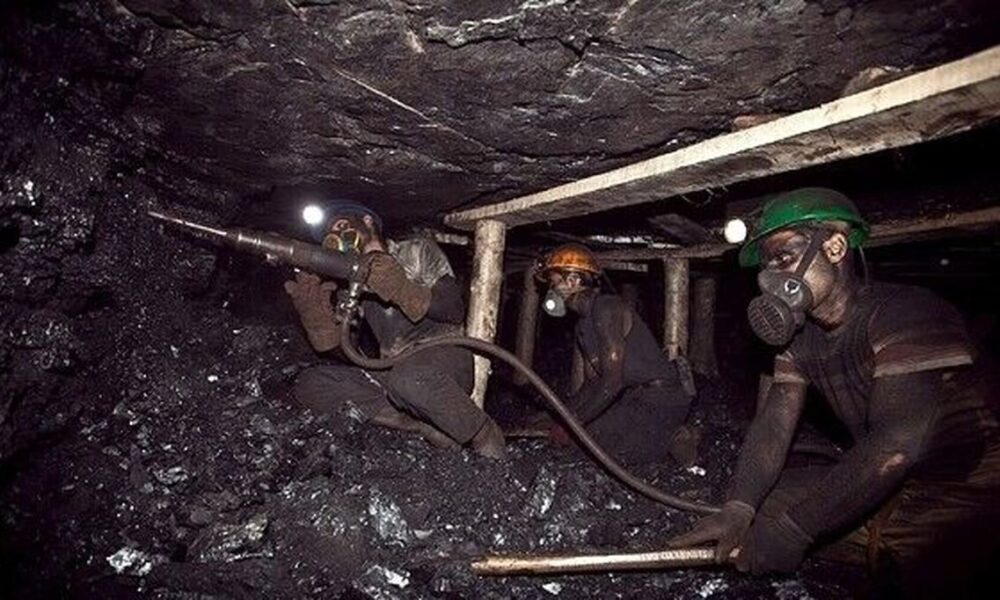 ریزش معدن در بافق یزد منجر به محبوس شدن ۲۴ کارگر شد