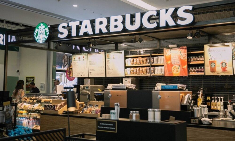 عقب‌نشینی استارباکس از قلب شهرها؛ تعطیلی نزدیک به ۴۰۰ شعبه در آمریکا طی ۲۰۲۵