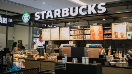 عقب‌نشینی استارباکس از قلب شهرها؛ تعطیلی نزدیک به ۴۰۰ شعبه در آمریکا طی ۲۰۲۵