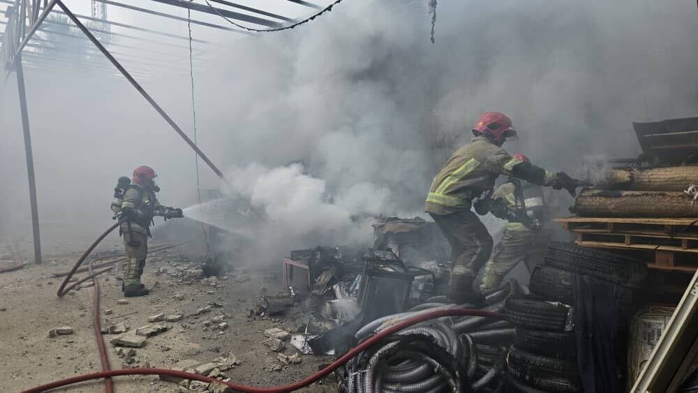 کارخانه کاله همچنان در آتش می‌سوزد؛ دستور تخلیه بیمارستان امام علی(ع) آمل آغاز شد