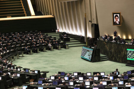 نماینده مینودشت از پاسخ‌های وزیر اقتصاد قانع شد