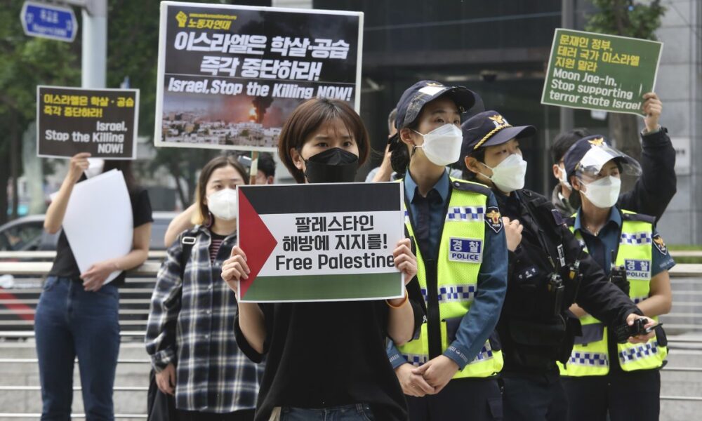 ۵۵۰ روز تنها ایستادن برای فلسطین | روایت اعتراض تک‌نفره کره‌ای‌ها مقابل سفارت اسرائیل