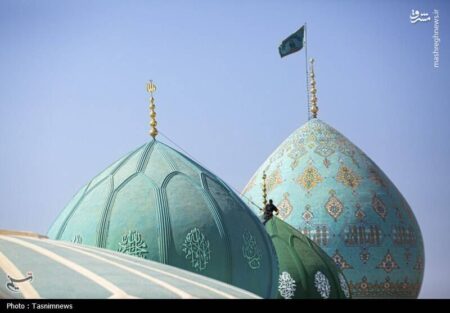 عکس/ شستشوی گنبدهای مسجد مقدس جمکران