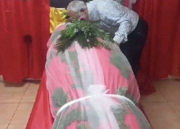                               تصویر ‏وداع پدر سیدحسن نصرالله با پیکر فرزند شهیدش                      