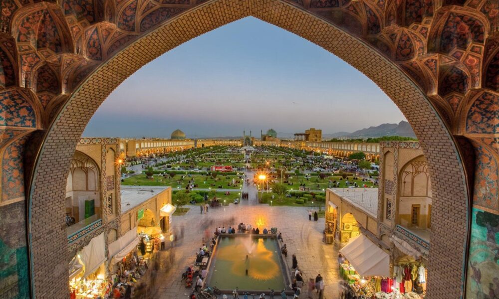 فتوشاپ ناشیانه از «نقش جهان» دردسر ساز شد