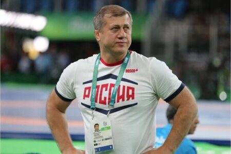 پیغام اسطوره کشتی دنیا به حسن یزدانی: کناره‌گیری کن!