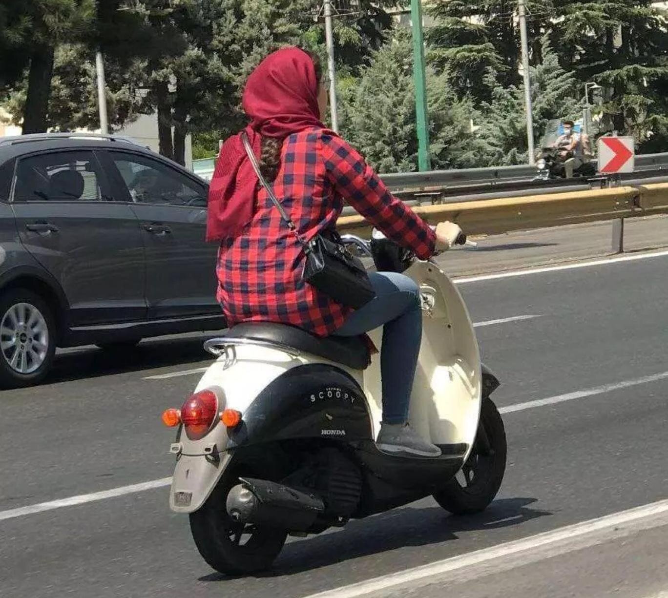 کشمکش‌ها بر سر موتورسواری بانوان تمام شدنی است؟