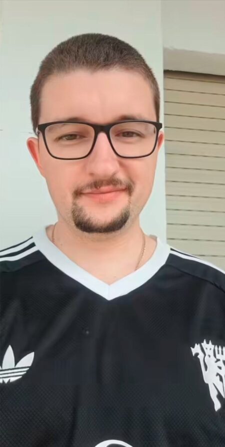 بالاخره قرمزها عجیب‌ترین هوادار خود را راهی آرایشگاه کردند! +عکس