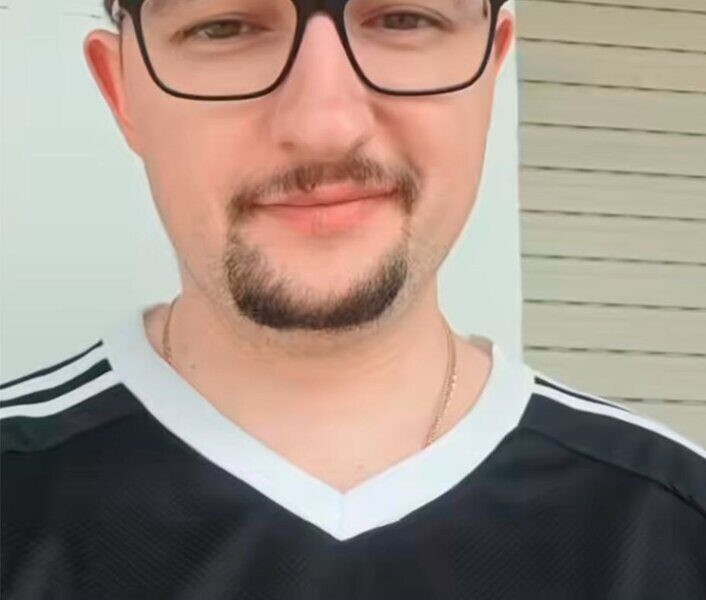 بالاخره قرمزها عجیب‌ترین هوادار خود را راهی آرایشگاه کردند! +عکس